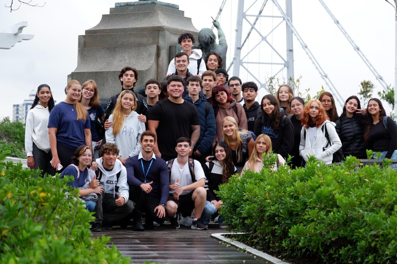 Projeto @floripa_26 transforma Florianópolis em sala de aula a céu aberto e mobiliza estudantes em maratona histórica e fotográfica