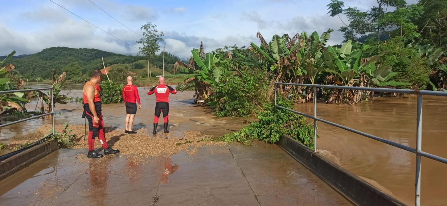 RESGATE EM ÁREA ALAGADA MOBILIZA  BOMBEIROS EM ANTÔNIO CARLOS.