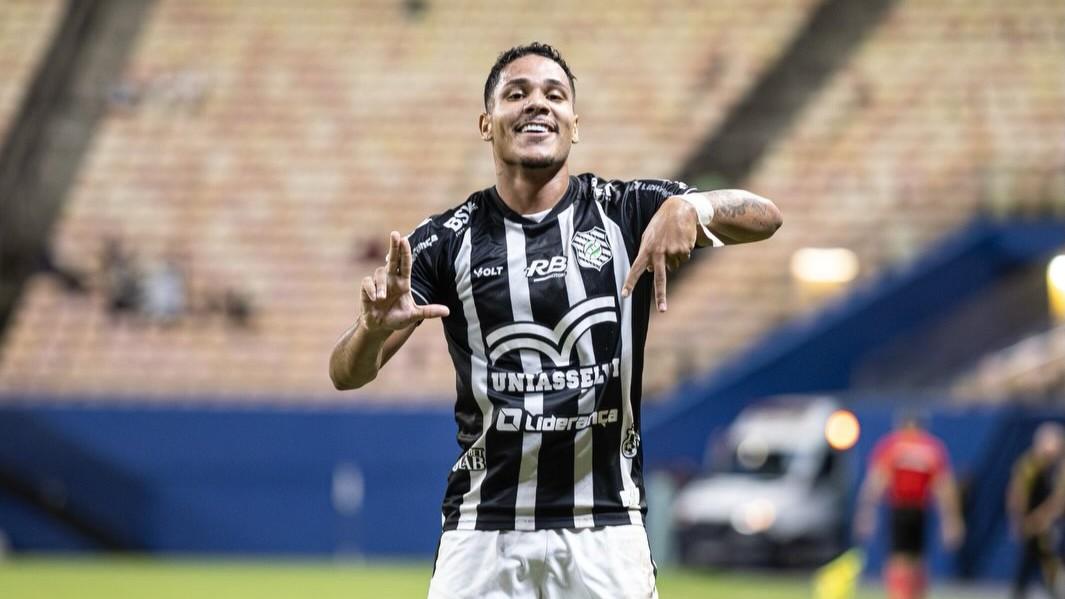 Talismã do Figueirense, Lucas Alves   aproveita minutos e se destaca no início pelo Alvinegro.