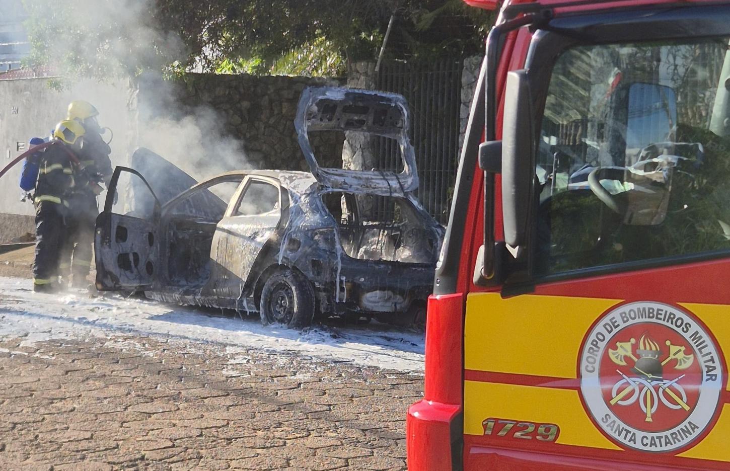 Veículo ficou completamente danificando   pela  chama de fogo em Florianópolis.
