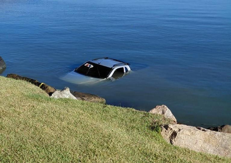 Veículo caiu no mar na Beira-Mar Norte em Florianópolis