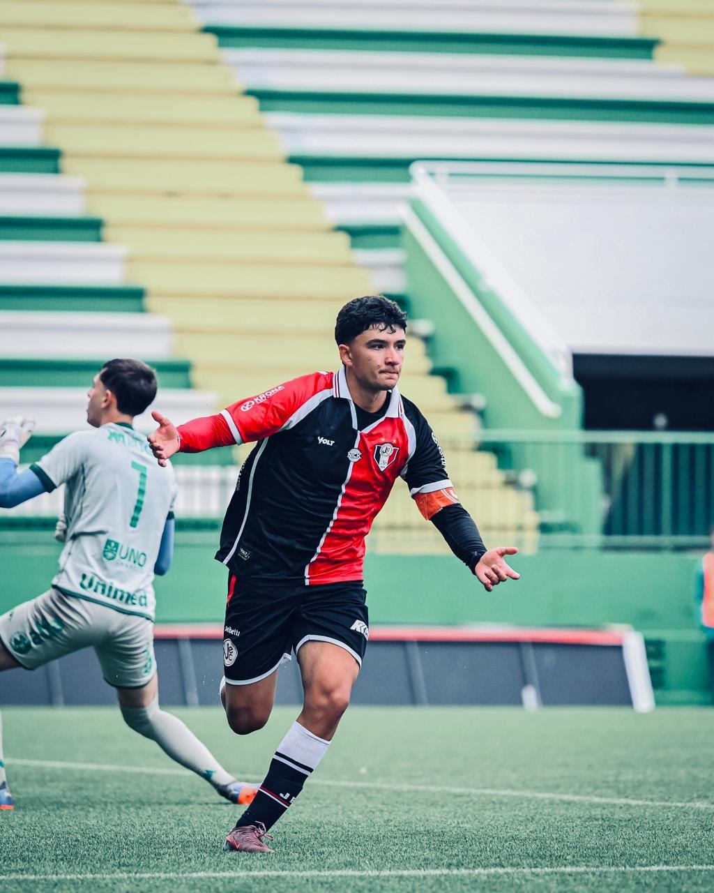 Artilheiro do Joinville no Campeonato Catarinense sub-17, João Neto valoriza alta sequência de jogos: “Feliz por ajudar a equipe”