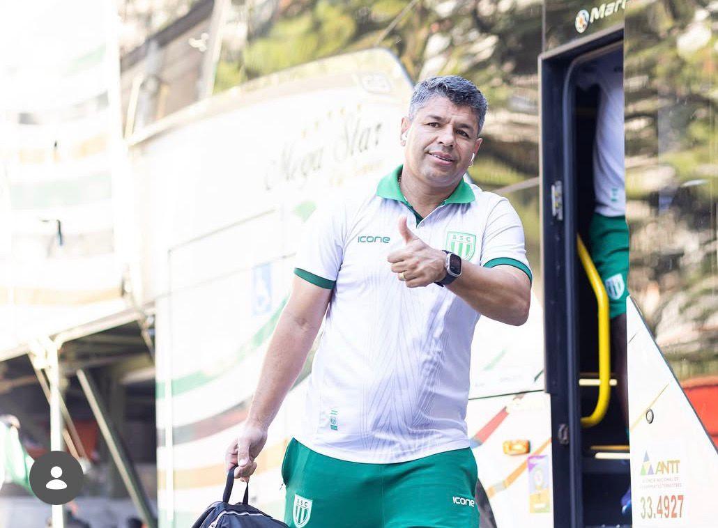 Cléber Schwenck inicia sua jornada profissional como treinador com trajetória sólida nas categorias de base.