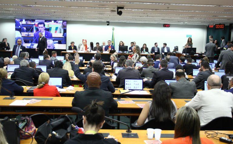 Comissão aprova o fim da escala 6x1 e a redução da jornada de 44 para 40 horas semanais