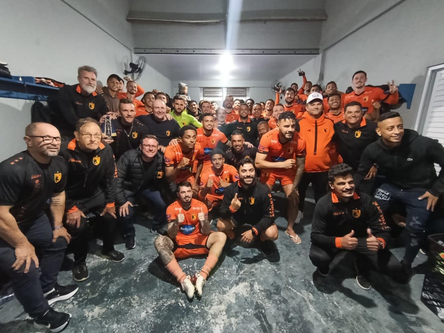 Empurrado pela arquibancada, Santa Catarina Clube   supera o Joinville em duelo de muita intensidade