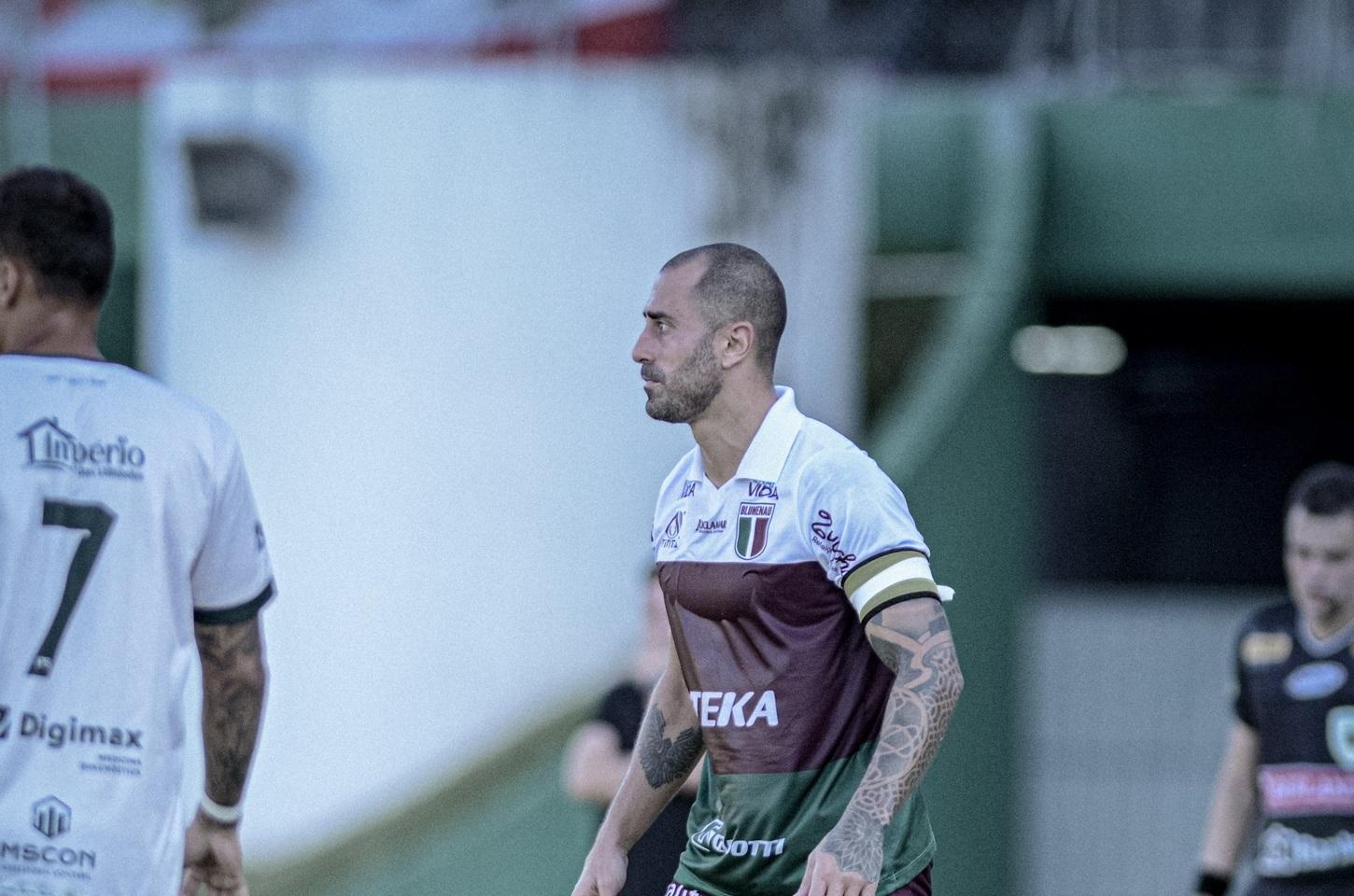 Marquinhos Pedroso vibra com classificação antecipada do Blumenau na Série D após vitória expressiva sobre o Azuriz