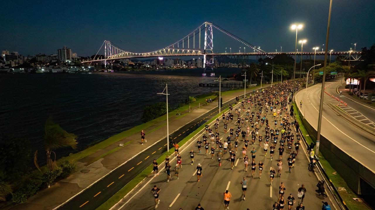 Meia Maratona Internacional de Florianópolis encerra edição histórica com recorde de público e quebra de marca nos 21K