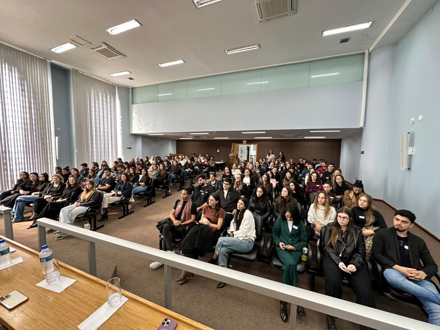 Promotores de Justiça compartilham experiências sobre atuação  ministerial com alunos da Unoesc, em Chapecó.