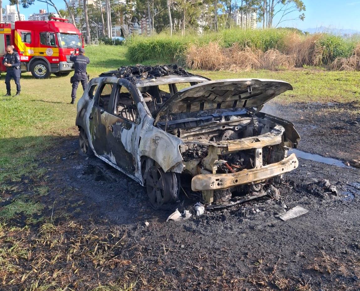 Viatura da Guarda Municipal de Florianópolis é completamente destruída pelo foto na beira-mar norte em Florianópolis