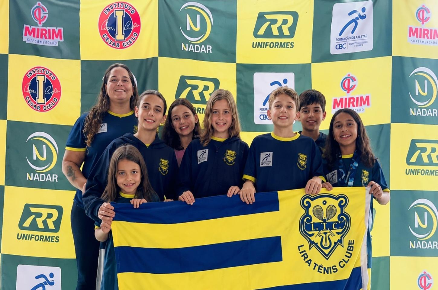 Com apenas 13 atletas, equipe infantil de natação do Lira conquista 29 medalhas e fica entre as seis melhores de SC