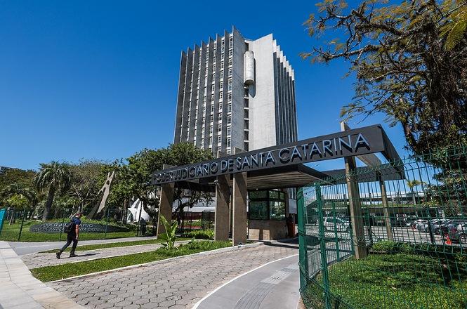 Mulher que atacou estátua de Iemanjá com golpes de marreta vai fazer tratamento médico