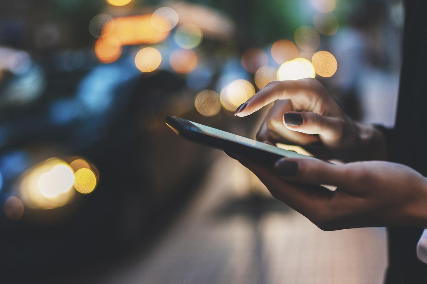 Plataforma de delivery deve retificar nome de mulher trans e indenizá-la