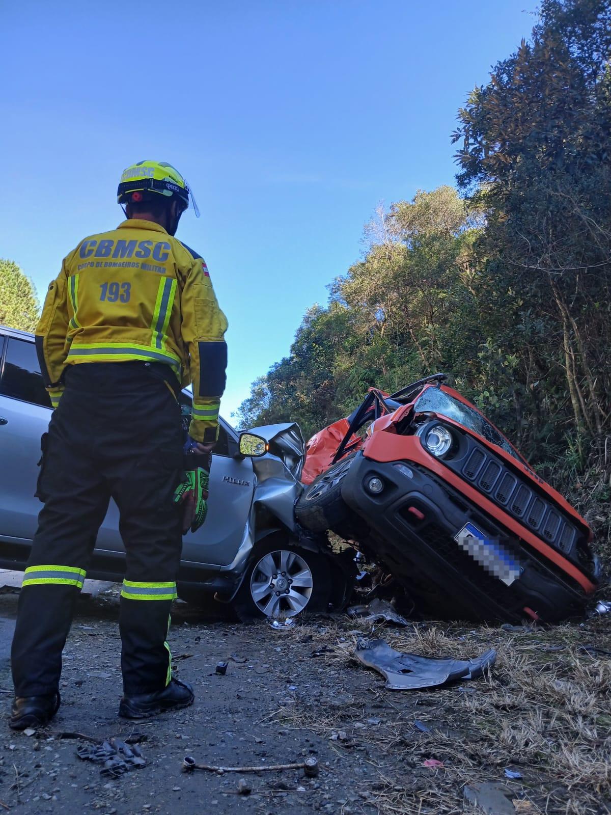 Acidente de trânsito envolvendo três carros na grande Florianópolis