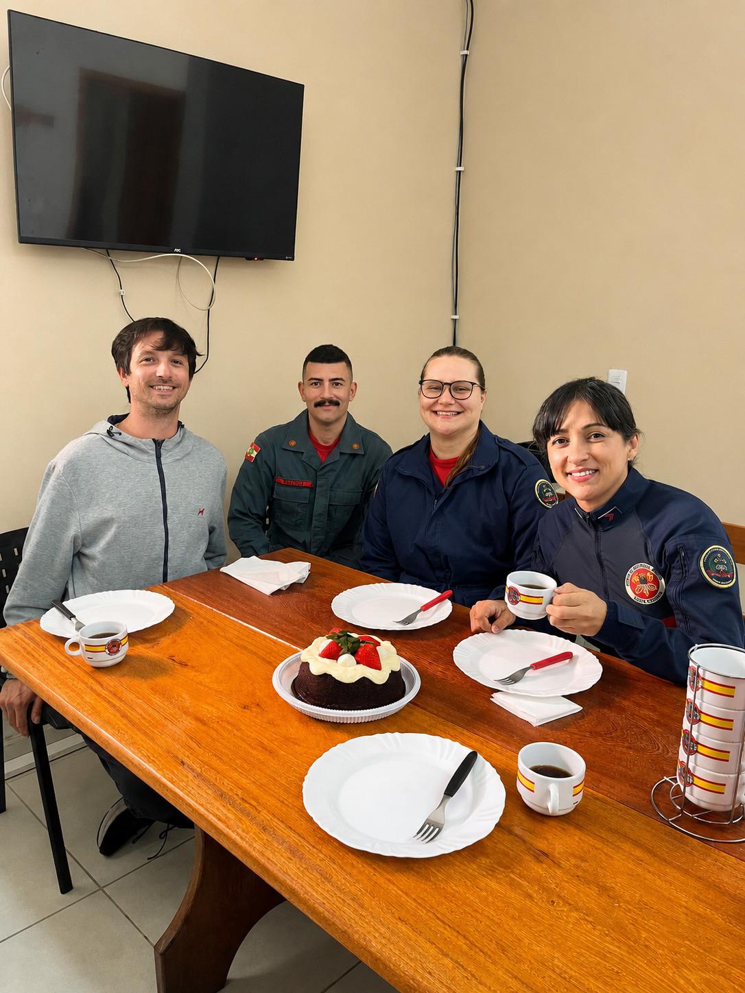 Após superar acidente gravíssimo, jovem visita bombeiros que participaram do seu resgate