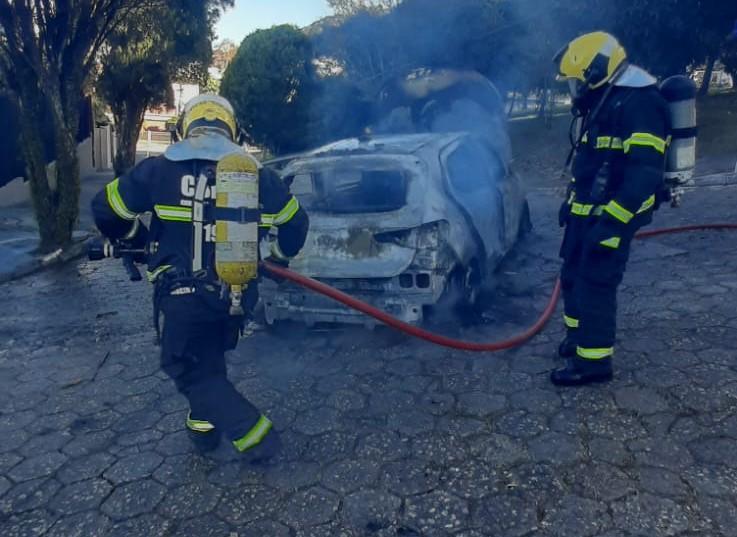 Bombeiros combatem incêndio em veículo no município de São José (SC)