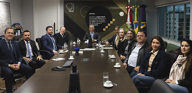 Em iniciativa inédita, garantia de votação segura às mulheres vítimas de violência é firmada por JESC e PCSC 