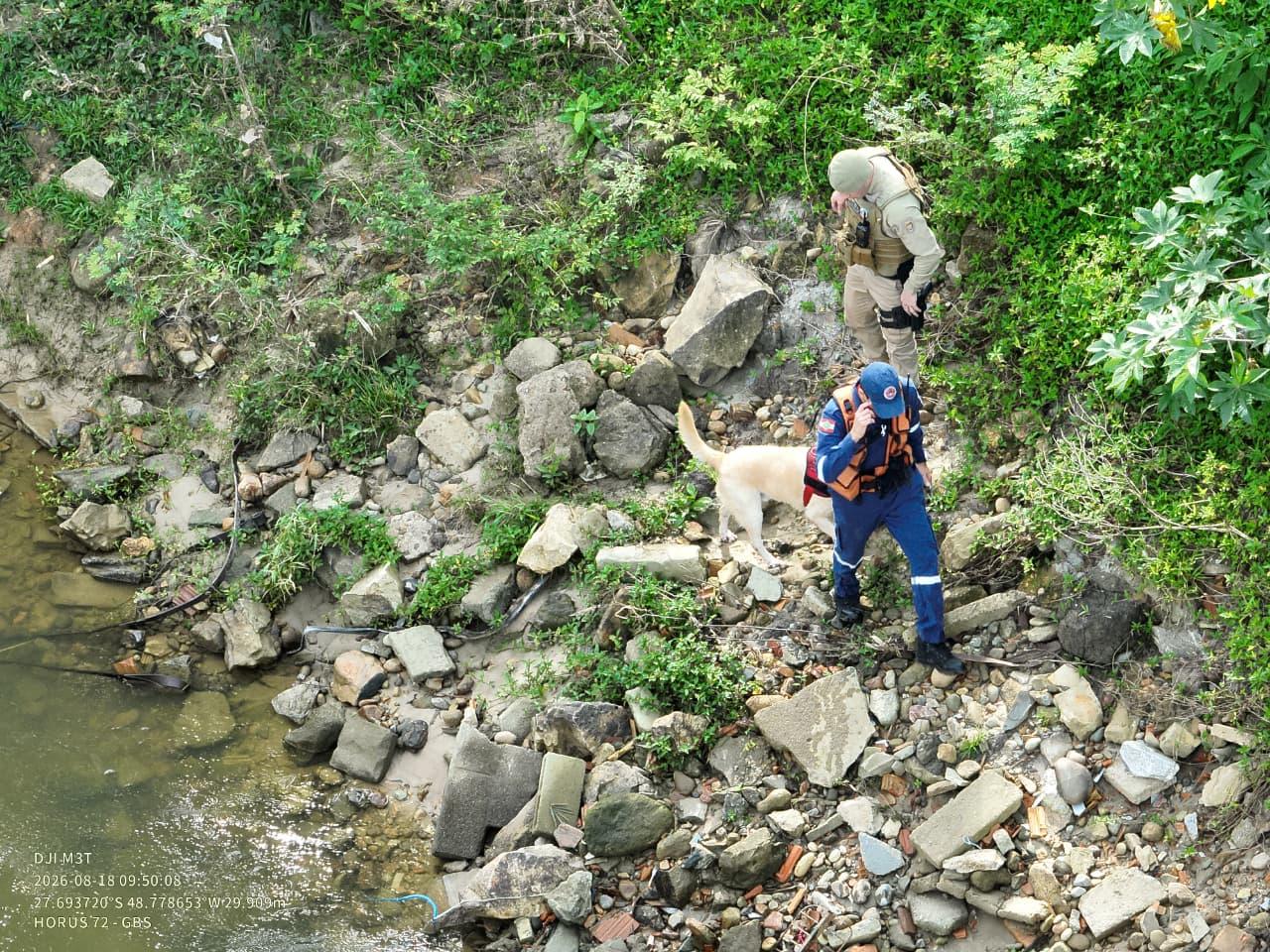 Bombeiros Militares seguem as buscas pelo menino e homem desaparecido no Rio Cubatão. 