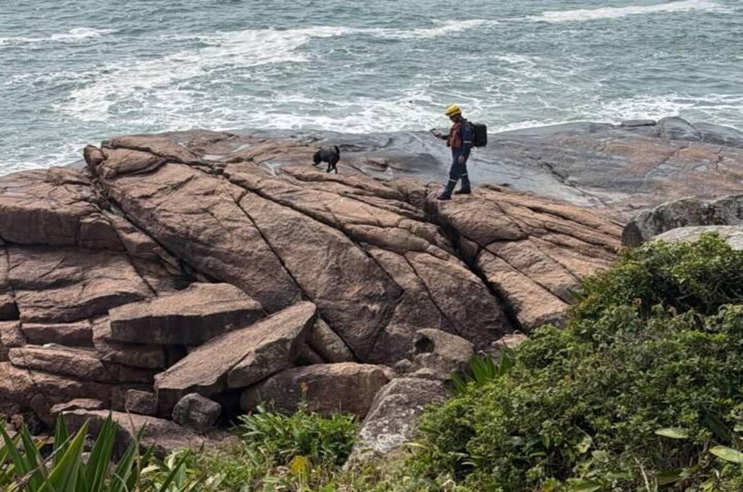 CBMSC amplia buscas por homem desaparecido na Praia Brava em Florianópolis
