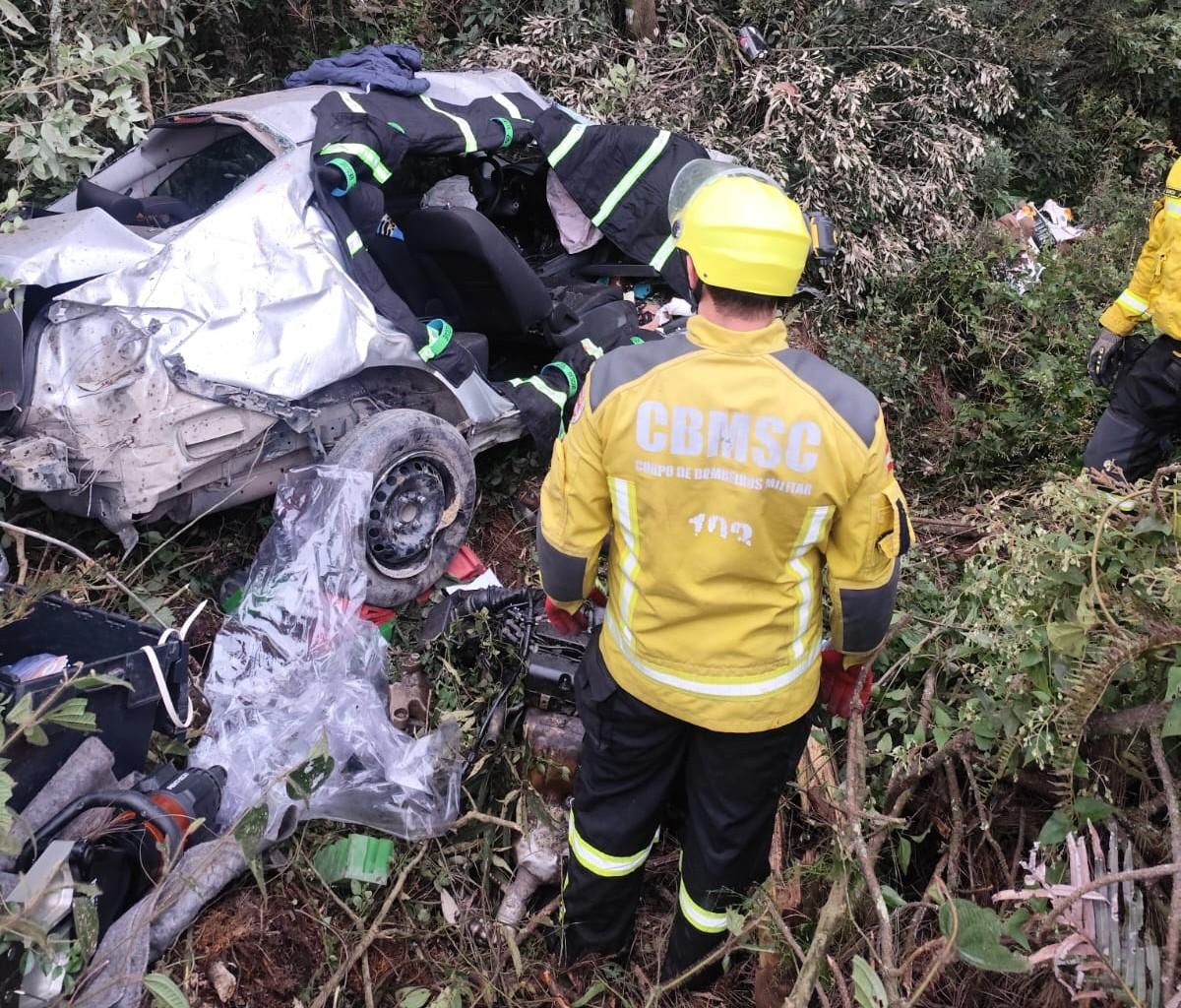 CBMSC ATENDE SAÍDA DE PISTA NA BR-282 EM RANCHO QUEIMADO (SC)