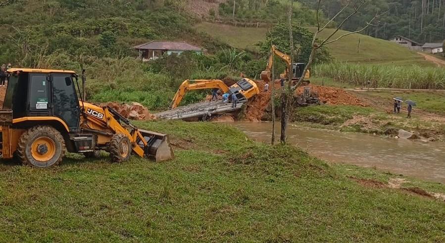 CBMSC atende vítima presa em ferragem após queda de veículo de ribanceira, em Antônio Carlos, (SC).