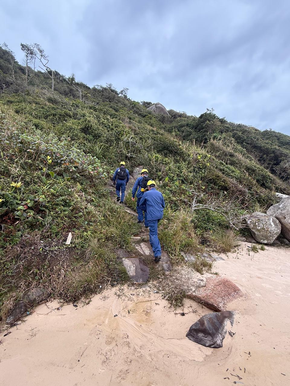 CBMSC realiza buscas por homem desaparecido na Praia Brava no Norte de Florianópolis 