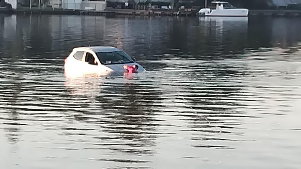 CBMSC RESGATA VEÍCULO QUE ESTAVA DENTRO DA LAGOA DA CONCEIÇÃO EM FLORIANÓPOLIS. 
