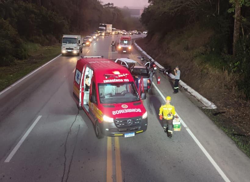 Colisão envolvendo três veículos deixa uma vítima fatal na Grande Florianópolis.