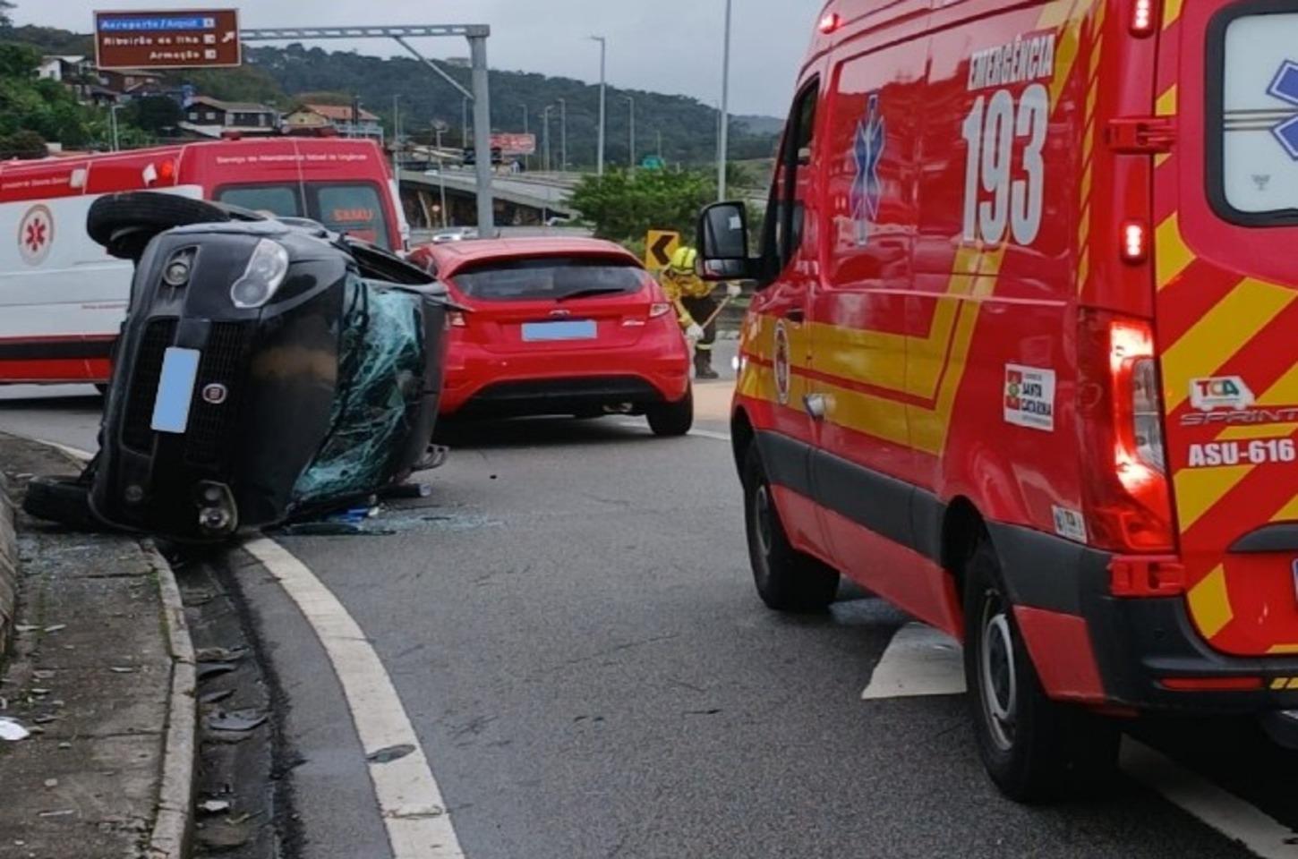Corpo de Bombeiros Militar atende ocorrência de tombamento na Costeira do Pirajubaé em Florianópolis (SC)