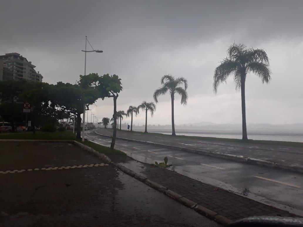 Defesa Civil emite alerta para tempo severo nas próximas horas em Florianópolis