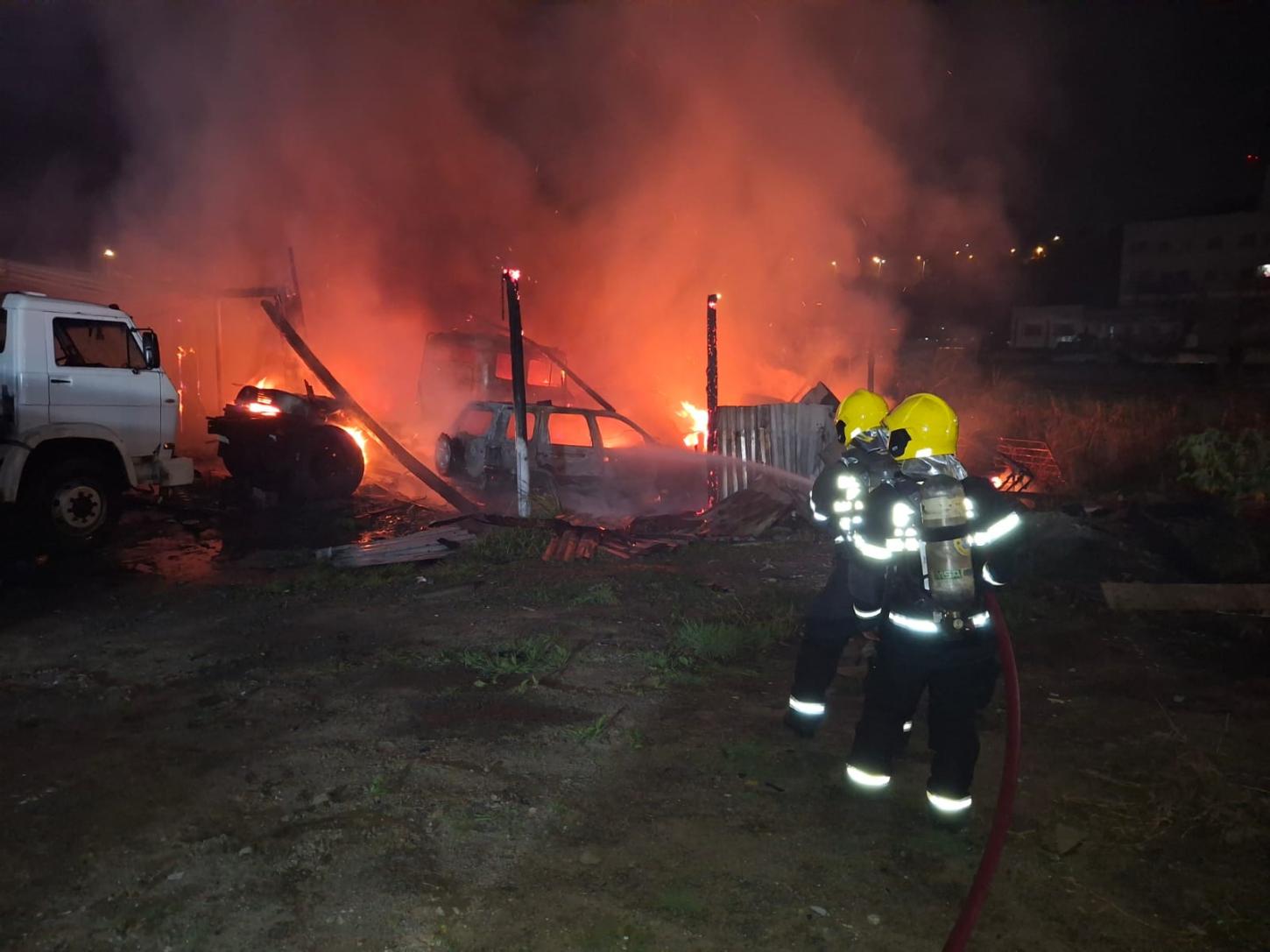 INCÊNDIO ATINGE OFICINA MECÂNICA NOS INGLESES EM FLORIANÓPOLIS 