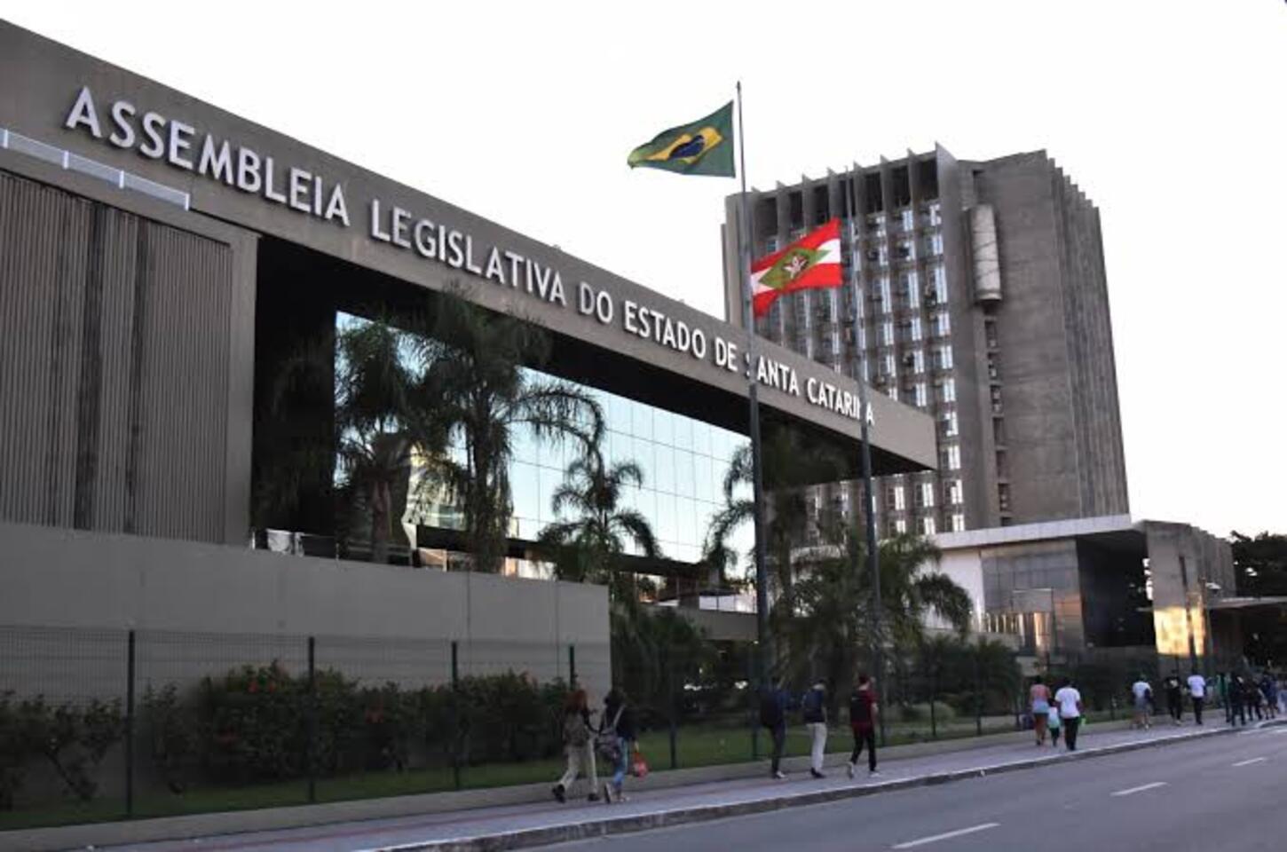 Plenário da Alesc aprova licença do governador do Estado
