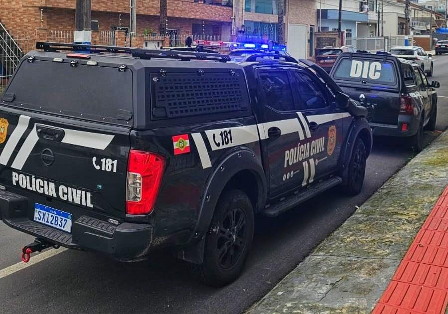 POLÍCIA CIVIL CUMPRE MANDADOS DE BUSCA CONTRA FALSO POLICIAL CIVIL QUE AMEAÇOU MORADOR EM BALNEÁRIO CAMBORIÚ (SC).