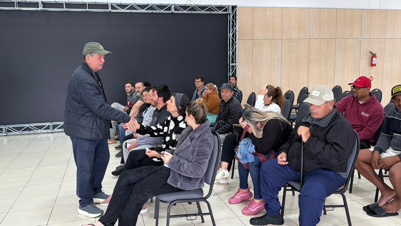 O prefeito de Florianópolis, conversando com as pessoa.