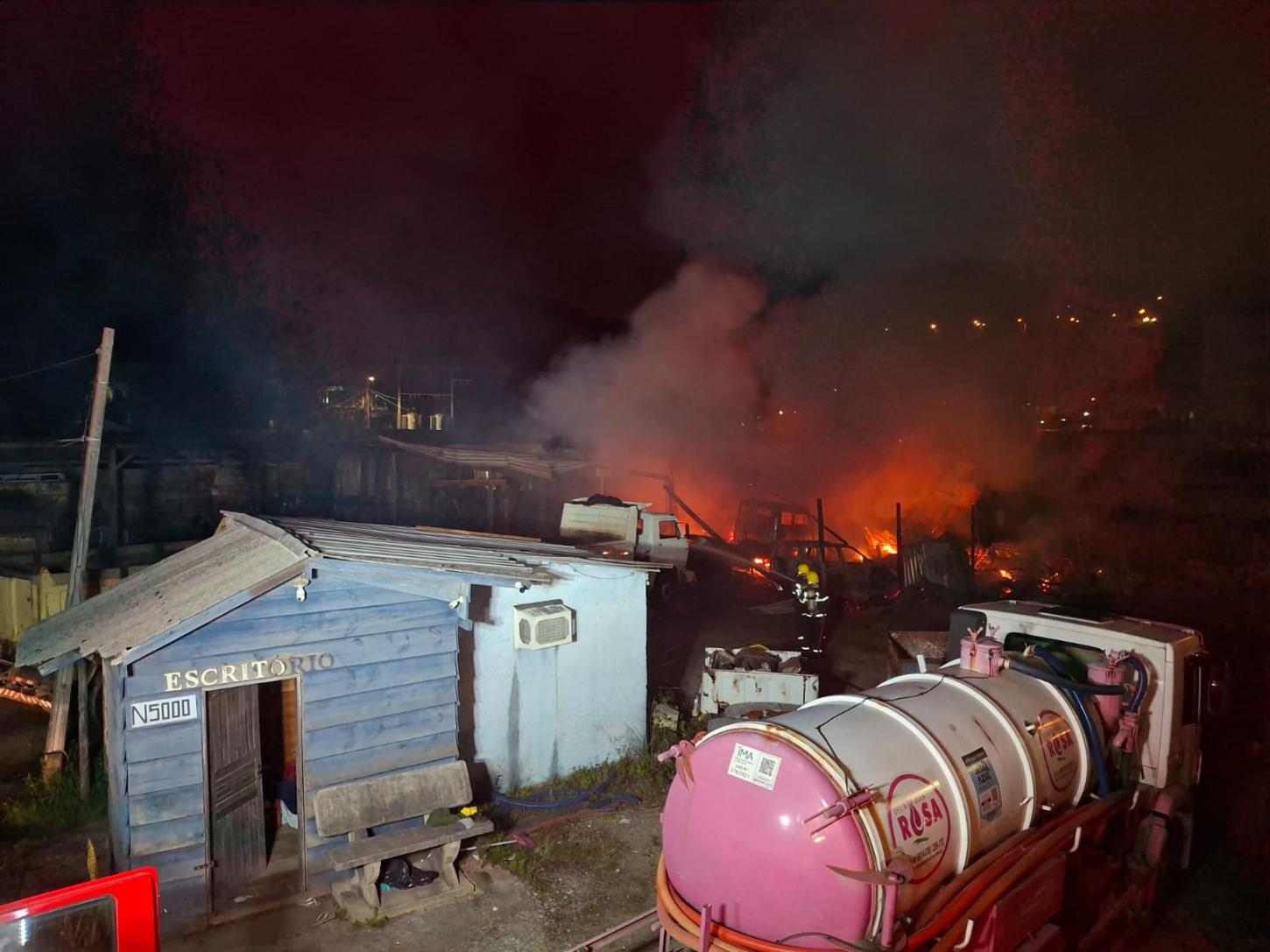 Bombeiros realizam o combate às chamas do fogo nesta madrugada de terça-feira frio nos ingleses no Norte da Ilha de Santa Catarina