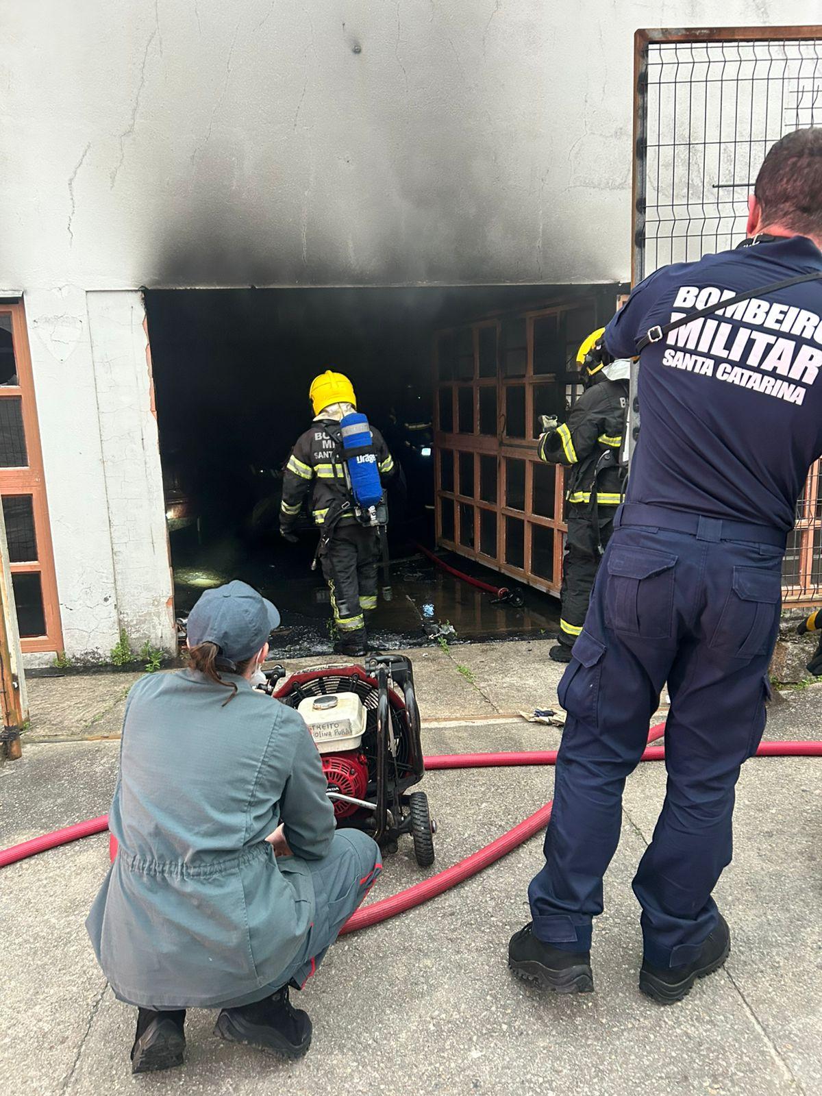 Bombeiros controlaram o incêndio na garagem no bairro estreito na capital
