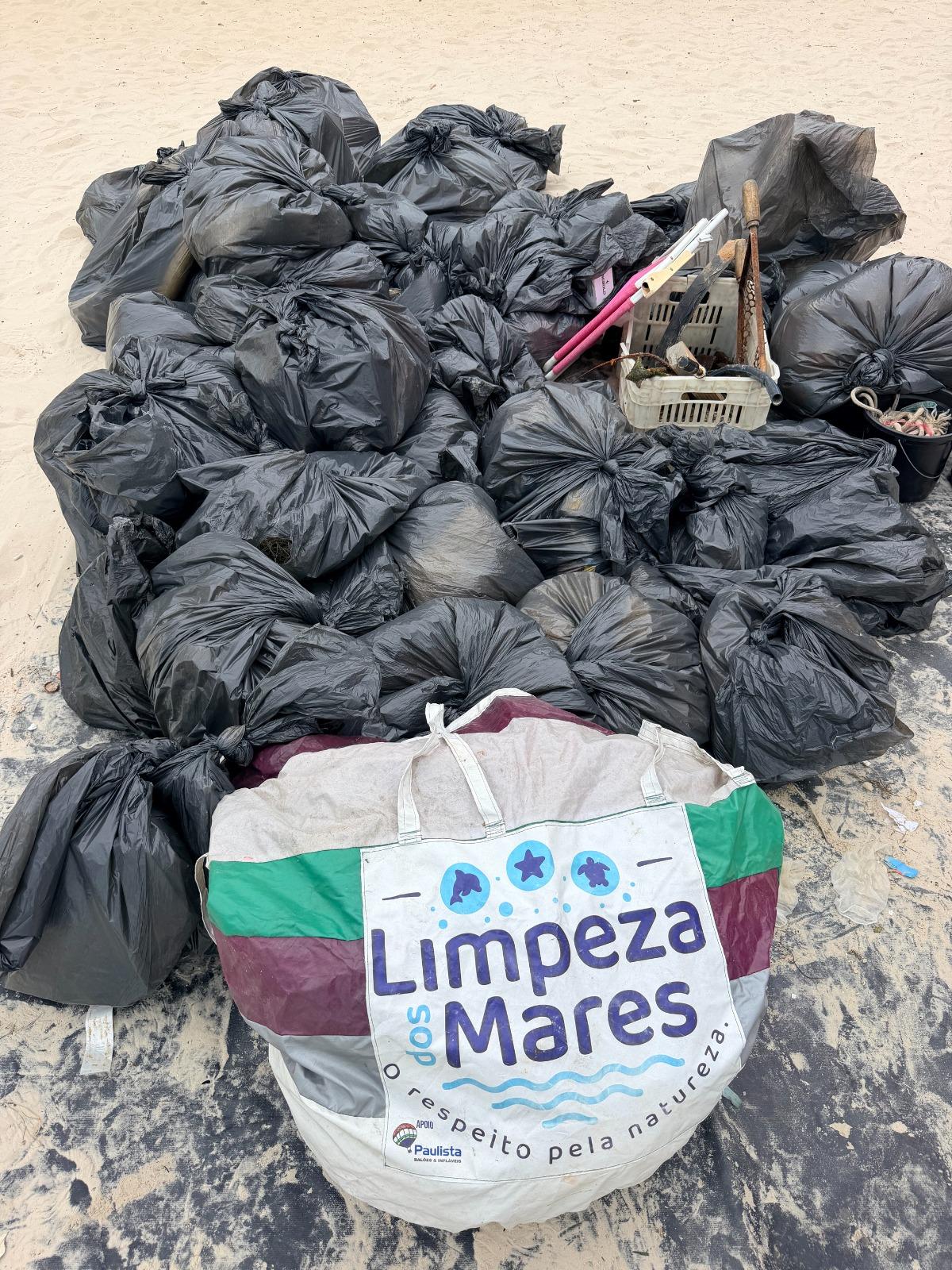 Bateria de caminhão, vapes e panelas: o que 200 voluntários encontraram no mar e na praia de Porto Belo