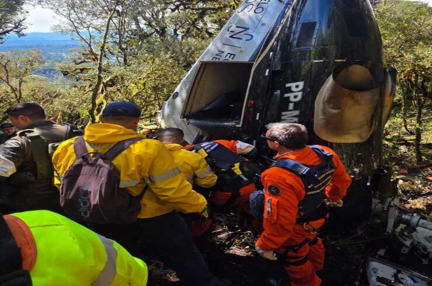 CBMSC conclui a retirada das vítimas do helicóptero localizado na Serra catarinense