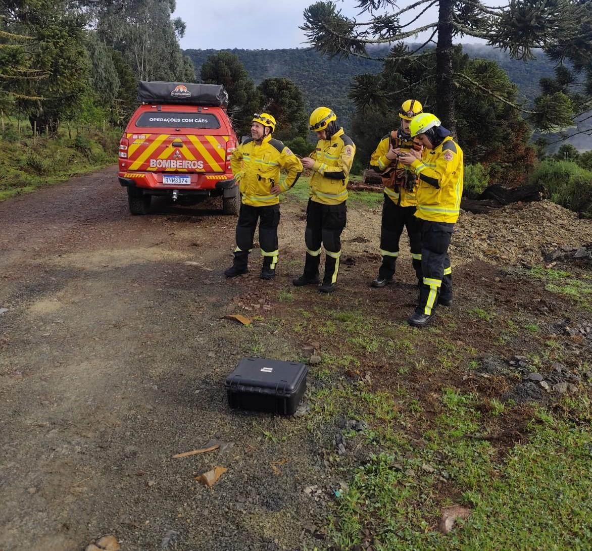 CBMSC encontra destroços da aeronave desaparecida na serra catarinense, com tripulantes.