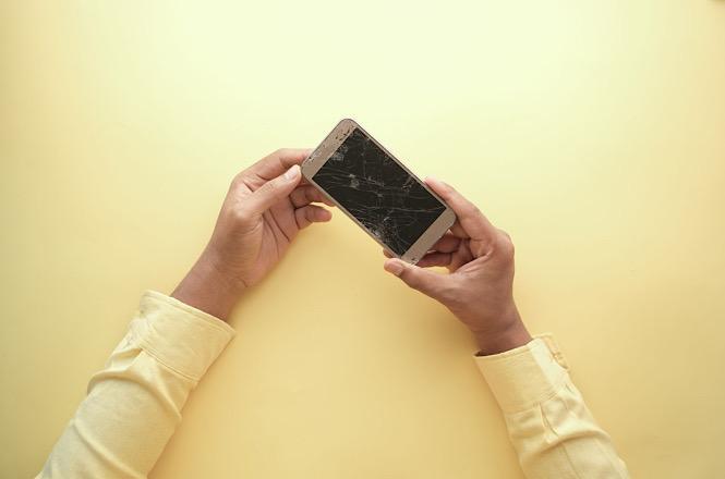 Homem que agride e destrói celular da ex-mulher terá de indenizá-la em R$ 21 mil 