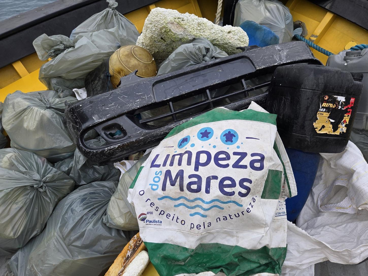 Em 2025, foram retirados 485 quilos de resíduos da faixa de areia, molhes e áreas próximas à Praia do Balneário Perequê