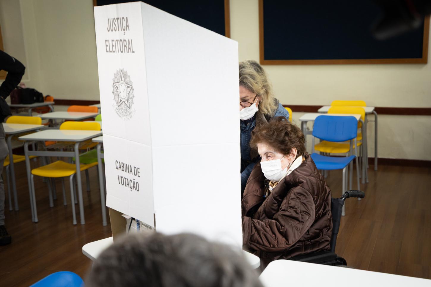 Aos 103 anos, dona Maria dá exemplo de cidadania ao exercer o seu direito de votar