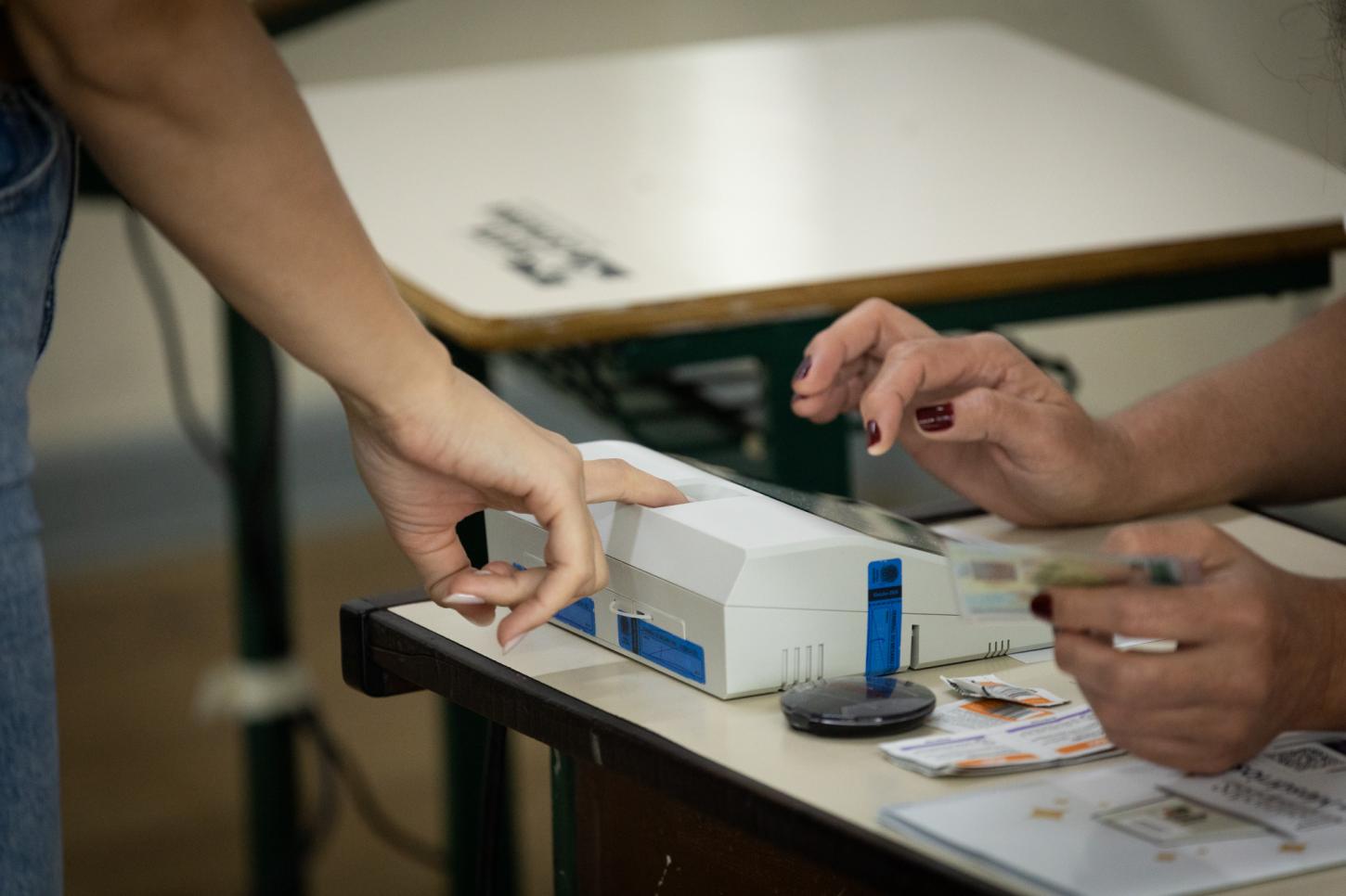Balanço parcial do TRE-SC aponta substituição de 46 urnas e filas acima de 40 eleitores em 4,17% das seções