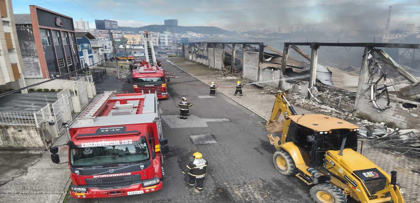 CBMSC mobiliza cerca de 60 bombeiros e mais de 15 viaturas para combater incêndio de grandes proporções em São José