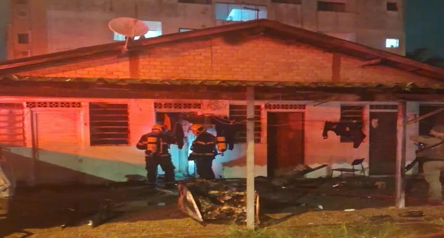 CBMSC resgata homem em incêndio em residência no Sertão do Maruim, em São José (SC).