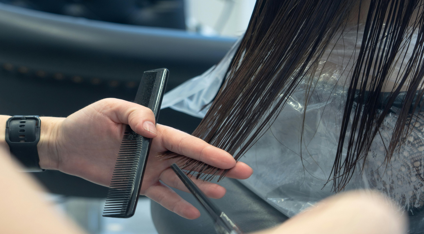 Outubro Rosa: ação em Florianópolis oferece cortes gratuitos e transforma mechas em perucas para mulheres com câncer
