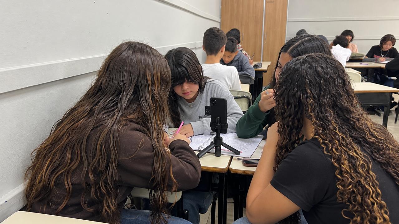 Estudantes durante a gravação de um dos episódios sobre a Segunda Guerra Mundial.