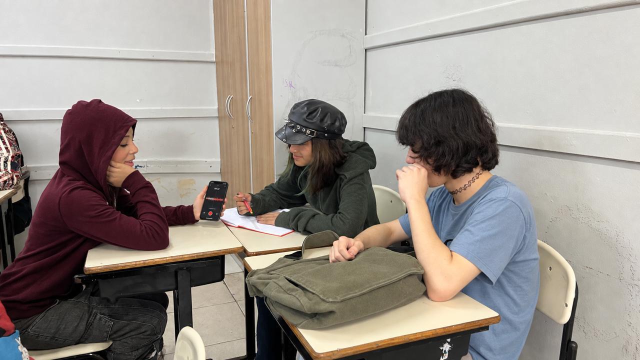 Turma utiliza o podcast como ferramenta para compartilhar conhecimentos sobre diferentes aspectos do conflito histórico.