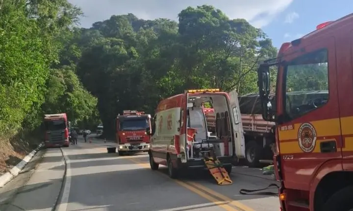 Acidente frontal envolvendo dois caminhões na  BR-282 em Água Mornas na Grande Florianópolis.