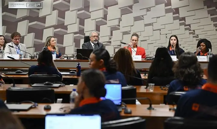Ambiente digital seguro depende de toda a sociedade, indica debate com 'jovens senadores'      