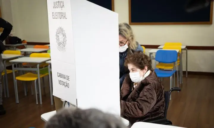 Aos 103 anos, dona Maria dá exemplo de cidadania ao exercer o seu direito de votar